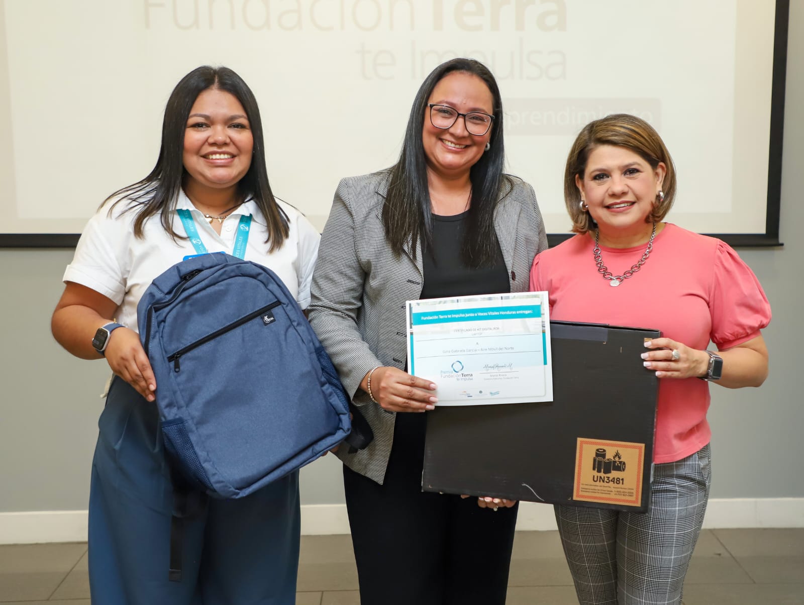 Gina Medina, fundadora de Aire Móvil del Norte, recibiendo reconocimiento en Innovation Challenge de Fundación Terra Honduras